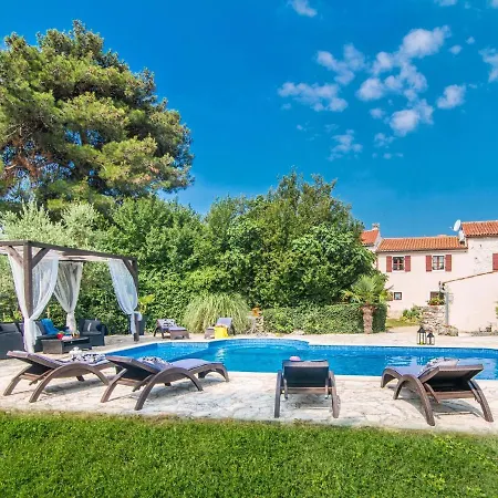 Villa Beautiful For 10 Persons In A Quiet Area With Private Pool, Beach At 10 Km Marčana