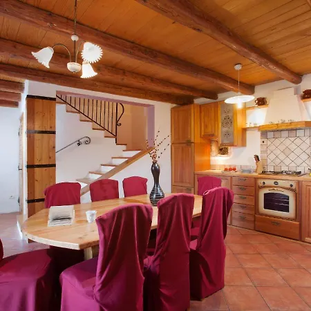 Vila Beautiful For 10 Persons In A Quiet Area With Private Pool, Beach At 10 Km